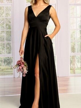 Elegant Black V-Neck Maxi Dress with Front Slit and Pockets